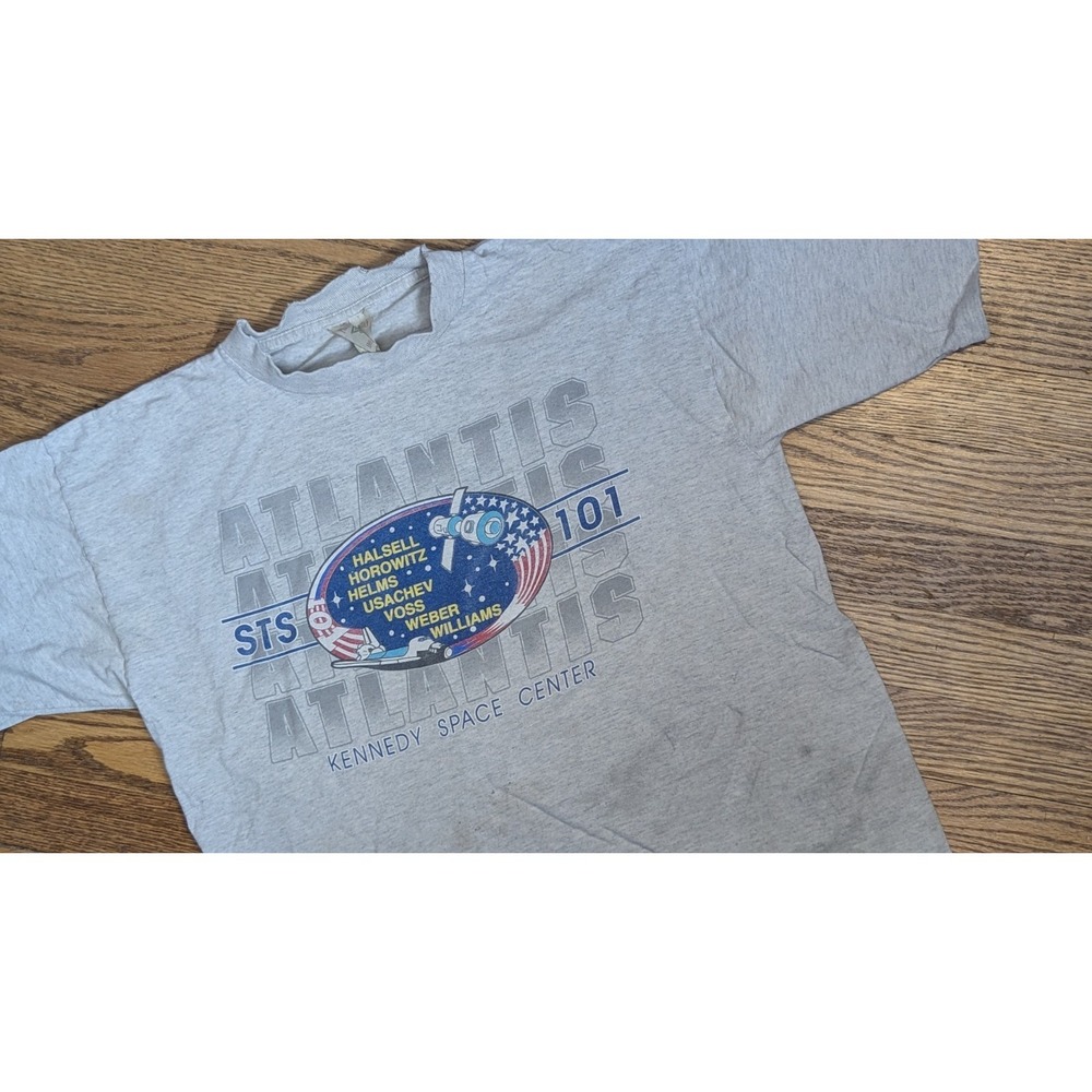 Vintage t shirt Atlantis 2001 space shuttle Kennedy space center gray large READ